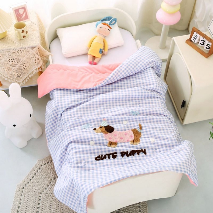 91家纺网 家纺一手货源 找家纺 梵克保罗 2025新款亲肤可爱毛巾绣夏被-场景二 腊肠狗