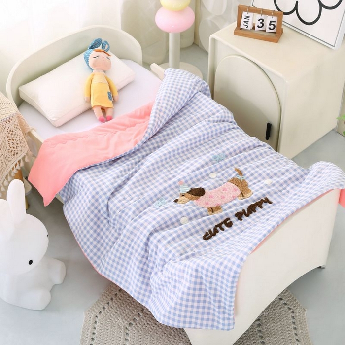 91家纺网 家纺一手货源 找家纺 梵克保罗 2025新款亲肤可爱毛巾绣夏被-场景二 腊肠狗