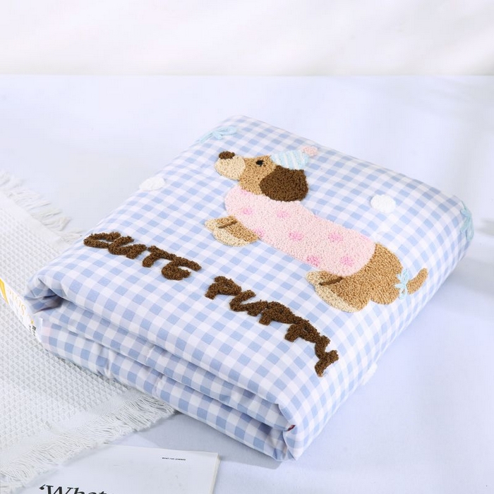 91家纺网 家纺一手货源 找家纺 梵克保罗 2025新款亲肤可爱毛巾绣夏被-场景二 腊肠狗