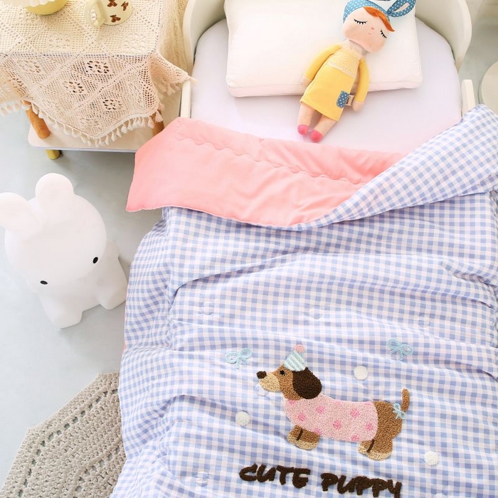 91家纺网 家纺一手货源 找家纺 梵克保罗 2025新款亲肤可爱毛巾绣夏被-场景二 腊肠狗