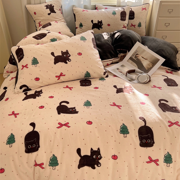 91家纺网 家纺一手货源 找家纺 红嘴企鹅 2025新款精致印花牛奶绒四件套 圣诞猫