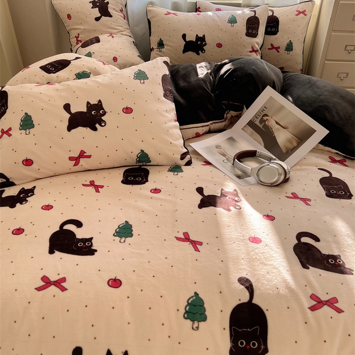 91家纺网 家纺一手货源 找家纺 红嘴企鹅 2025新款精致印花牛奶绒四件套 圣诞猫