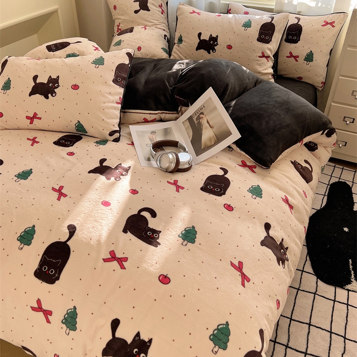 91家纺网 家纺一手货源 找家纺 红嘴企鹅 2025新款精致印花牛奶绒四件套 圣诞猫