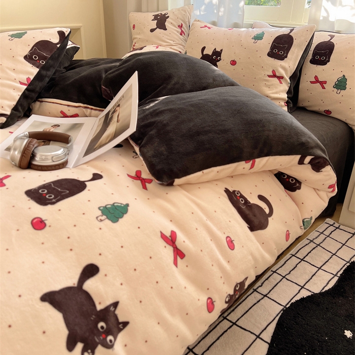 91家纺网 家纺一手货源 找家纺 红嘴企鹅 2025新款精致印花牛奶绒四件套 圣诞猫