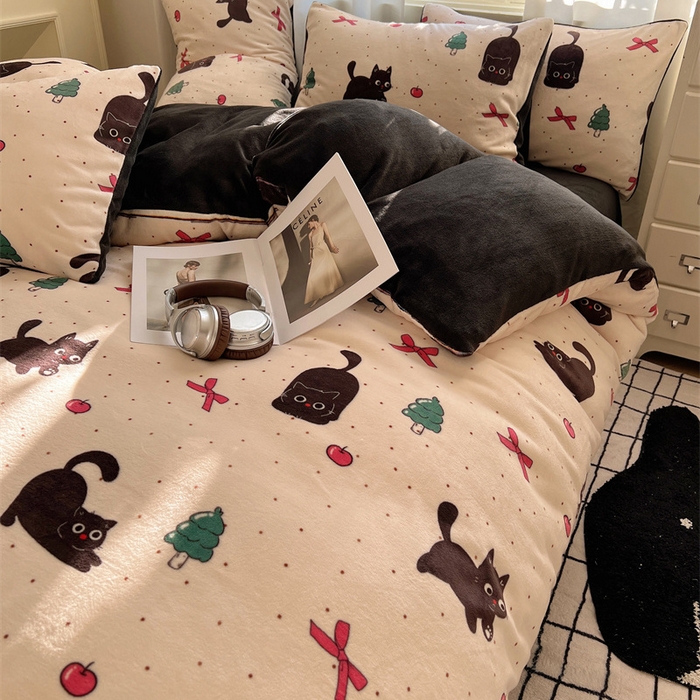 91家纺网 家纺一手货源 找家纺 红嘴企鹅 2025新款精致印花牛奶绒四件套 圣诞猫