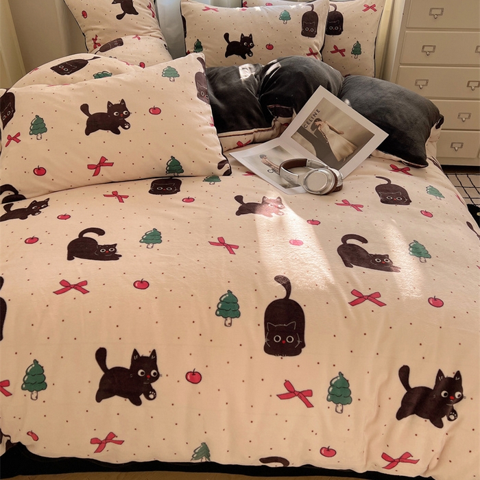 91家纺网 家纺一手货源 找家纺 红嘴企鹅 2025新款精致印花牛奶绒四件套 圣诞猫