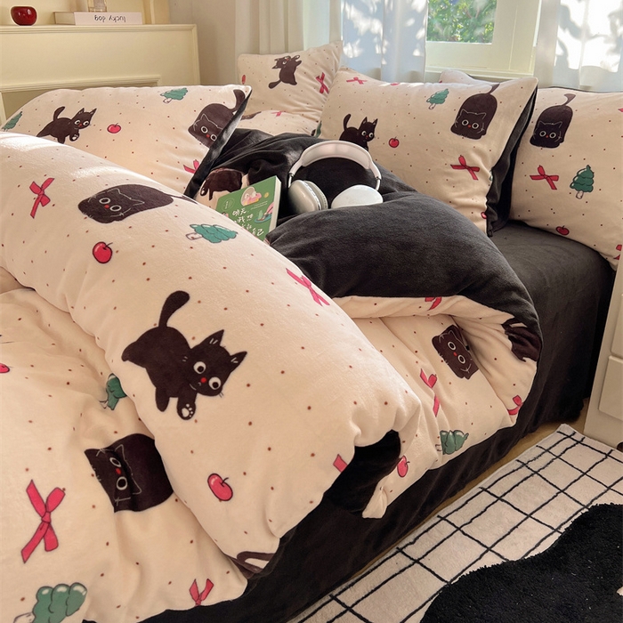 91家纺网 家纺一手货源 找家纺 红嘴企鹅 2025新款精致印花牛奶绒四件套 圣诞猫