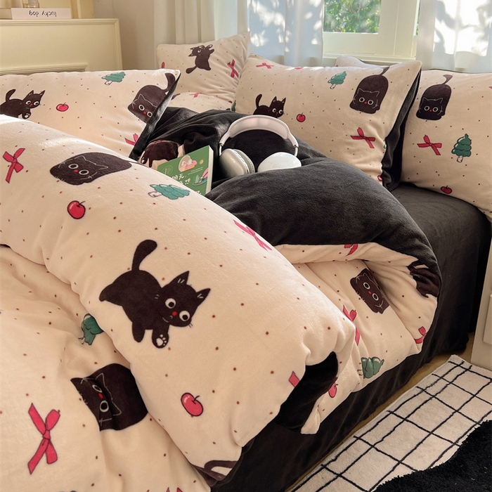 91家纺网 家纺一手货源 找家纺 红嘴企鹅 2025新款精致印花牛奶绒四件套 圣诞猫