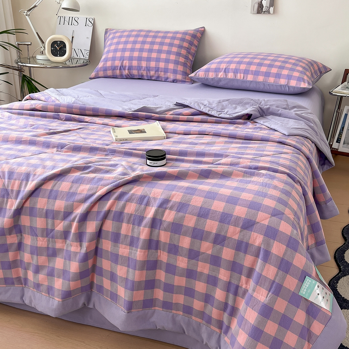 91家纺网 家纺一手货源 找家纺 梵克保罗 2025春夏新款10A抗菌无印风水洗棉夏被四件套 紫粉中格