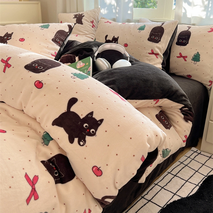 91家纺网 家纺一手货源 找家纺 红嘴企鹅 2025新款精致印花牛奶绒四件套 圣诞猫