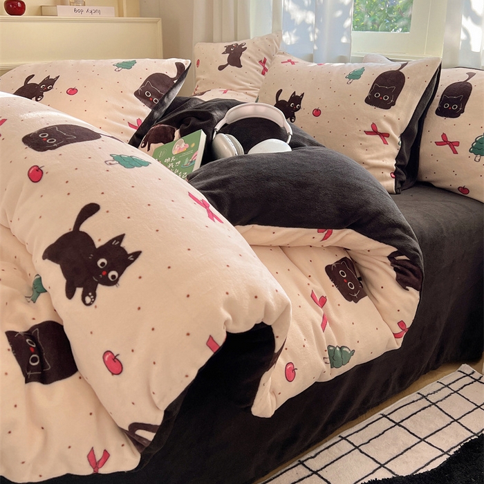 91家纺网 家纺一手货源 找家纺 红嘴企鹅 2025新款精致印花牛奶绒四件套 圣诞猫