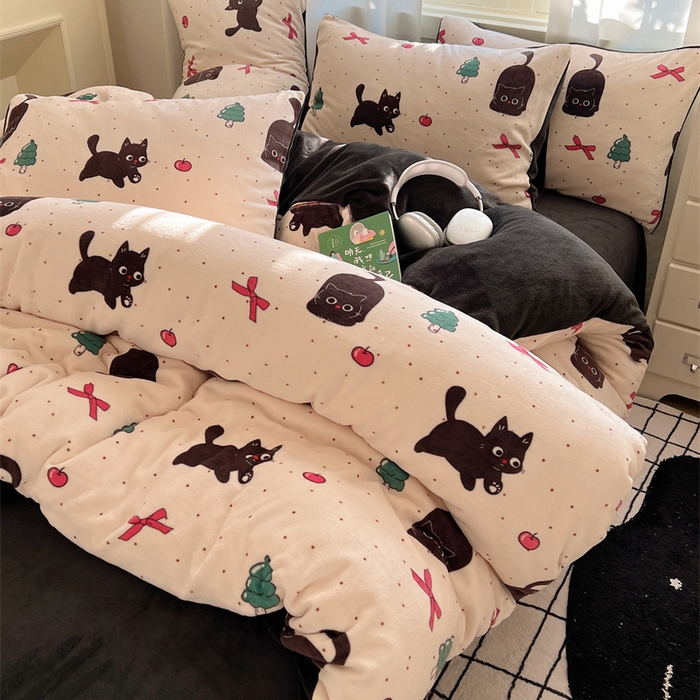 91家纺网 家纺一手货源 找家纺 红嘴企鹅 2025新款精致印花牛奶绒四件套 圣诞猫