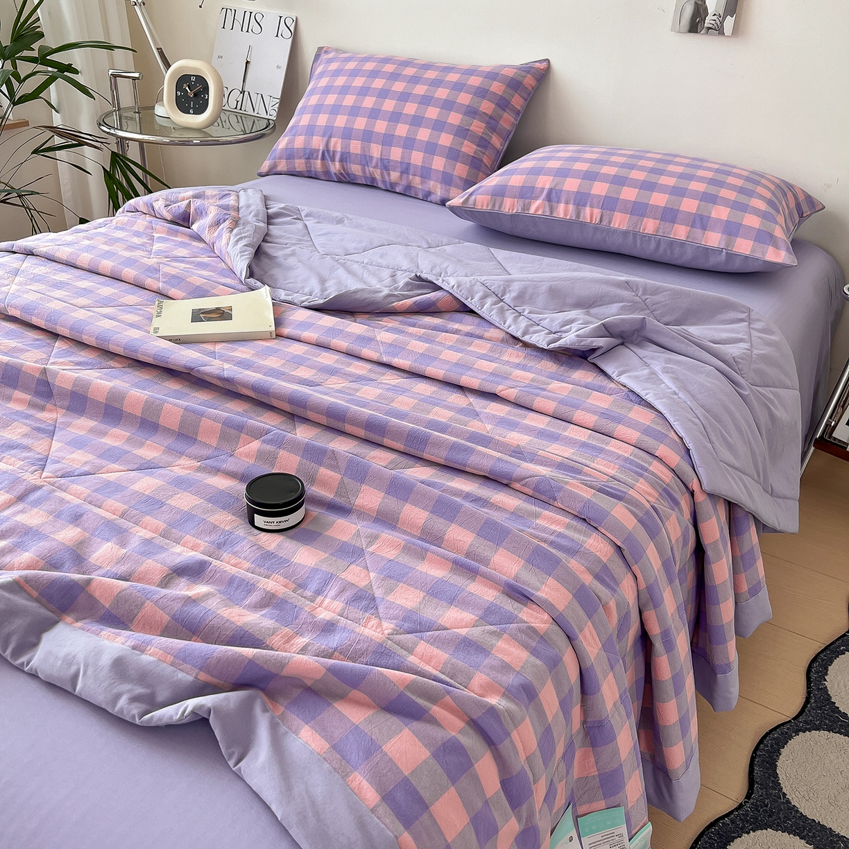 91家纺网 家纺一手货源 找家纺 梵克保罗 2025春夏新款10A抗菌无印风水洗棉夏被四件套 紫粉中格