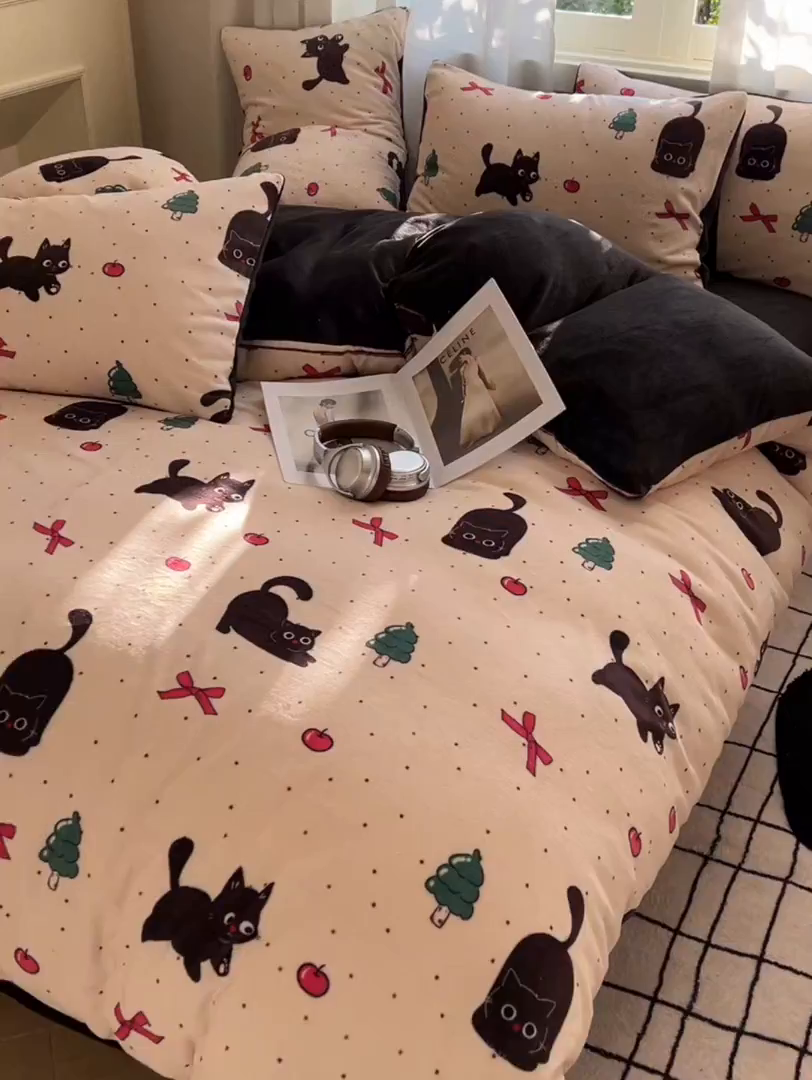 91家纺网 家纺一手货源 找家纺 红嘴企鹅 2025新款精致印花牛奶绒四件套 圣诞猫