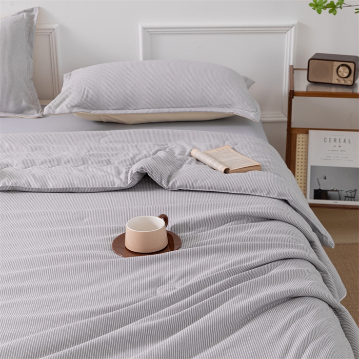 91家纺网 家纺一手货源 找家纺 梵克保罗 2025新款时尚简约条纹款夏被 条纹-雅灰