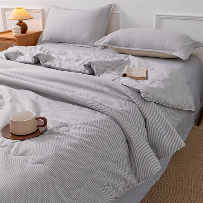 91家纺网 家纺一手货源 找家纺 梵克保罗 2025新款时尚简约条纹款夏被 条纹-雅灰