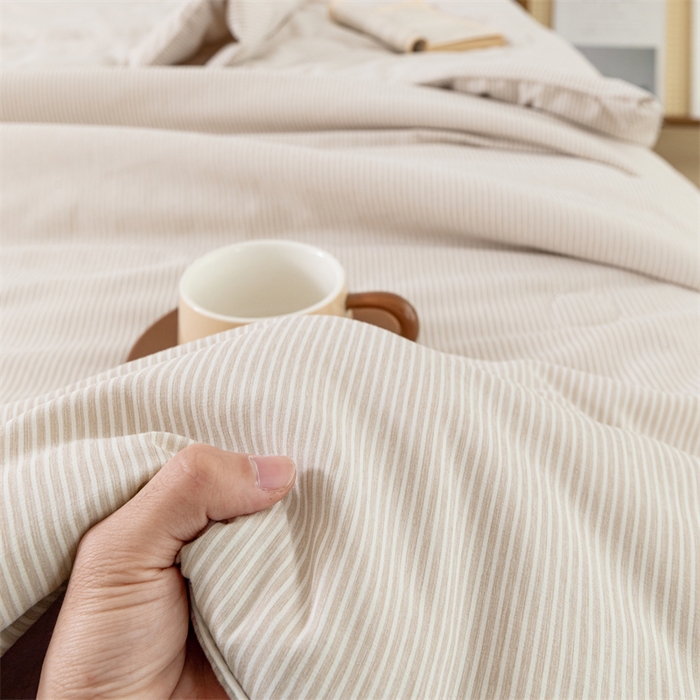 91家纺网 家纺一手货源 找家纺 梵克保罗 2025新款时尚简约条纹款夏被 条纹-卡其