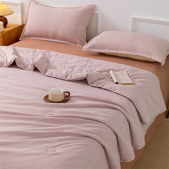 91家纺网 家纺一手货源 找家纺 （总）梵克保罗 2025新款时尚简约条纹款夏被