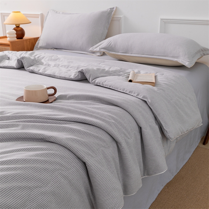 91家纺网 家纺一手货源 找家纺 梵克保罗 2025新款时尚简约条纹款夏被 条纹-雅灰