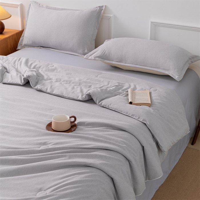 91家纺网 家纺一手货源 找家纺 梵克保罗 2025新款时尚简约条纹款夏被 条纹-雅灰