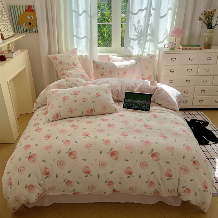 红嘴企鹅 2025新款精致印花牛奶绒四件套 桃子