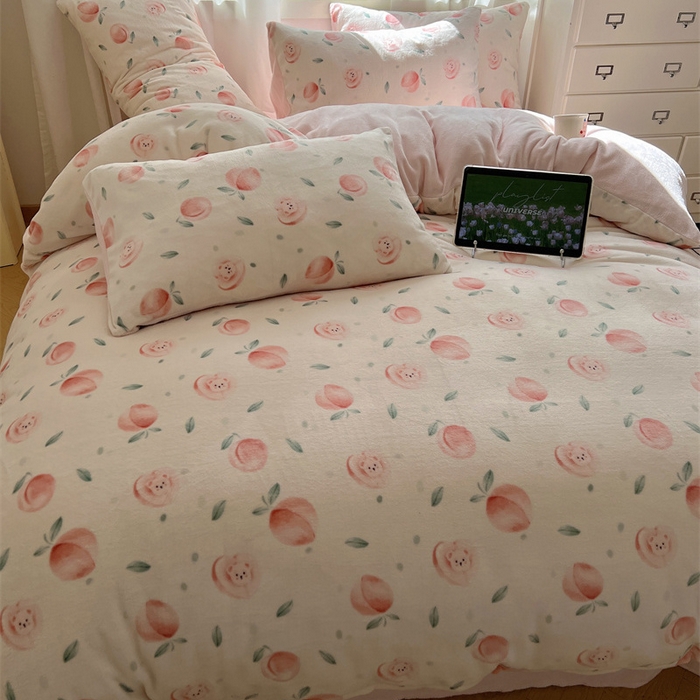 91家纺网 家纺一手货源 找家纺 红嘴企鹅 2025新款精致印花牛奶绒四件套 桃子