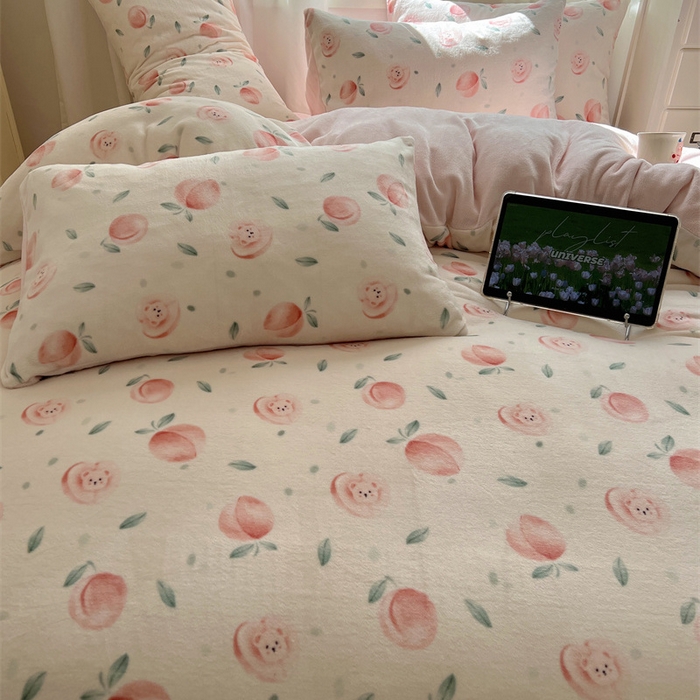 91家纺网 家纺一手货源 找家纺 红嘴企鹅 2025新款精致印花牛奶绒四件套 桃子