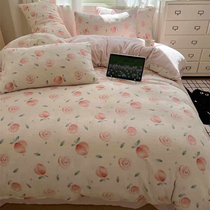 91家纺网 家纺一手货源 找家纺 红嘴企鹅 2025新款精致印花牛奶绒四件套 桃子