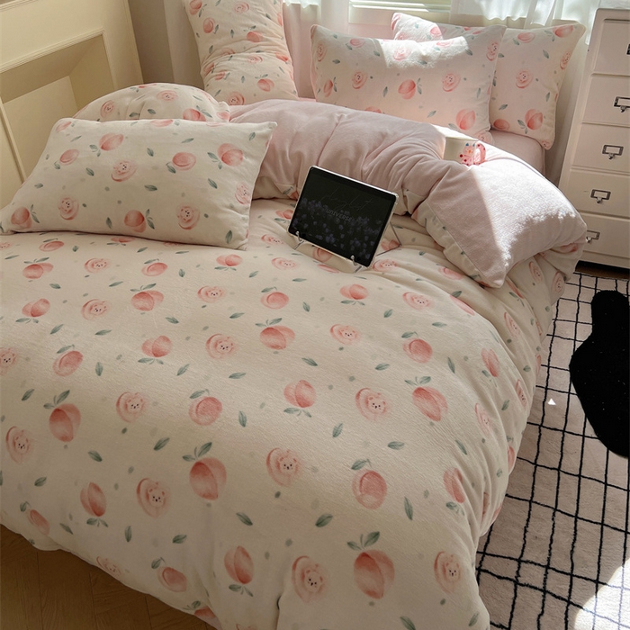 91家纺网 家纺一手货源 找家纺 红嘴企鹅 2025新款精致印花牛奶绒四件套 桃子