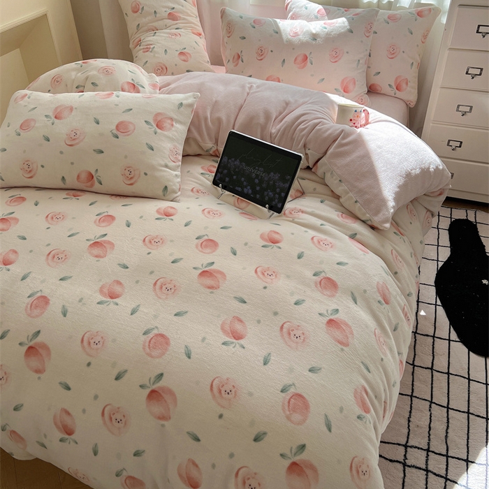 91家纺网 家纺一手货源 找家纺 红嘴企鹅 2025新款精致印花牛奶绒四件套 桃子