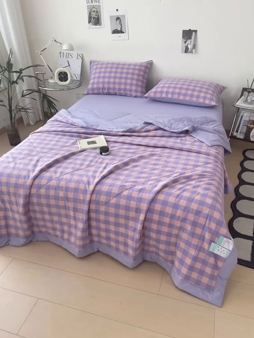 91家纺网 家纺一手货源 找家纺 梵克保罗 2025春夏新款10A抗菌无印风水洗棉夏被四件套 紫粉中格