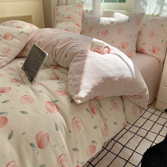 91家纺网 家纺一手货源 找家纺 红嘴企鹅 2025新款精致印花牛奶绒四件套 桃子