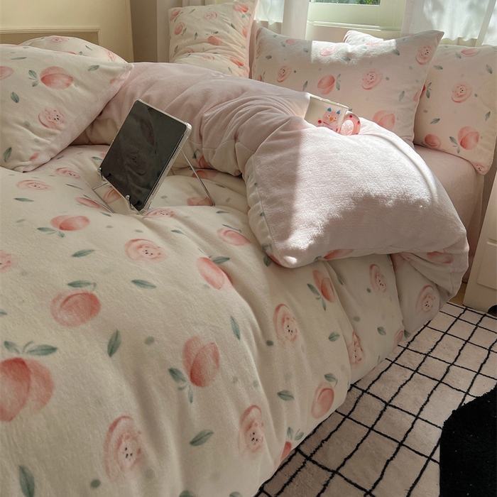 91家纺网 家纺一手货源 找家纺 红嘴企鹅 2025新款精致印花牛奶绒四件套 桃子