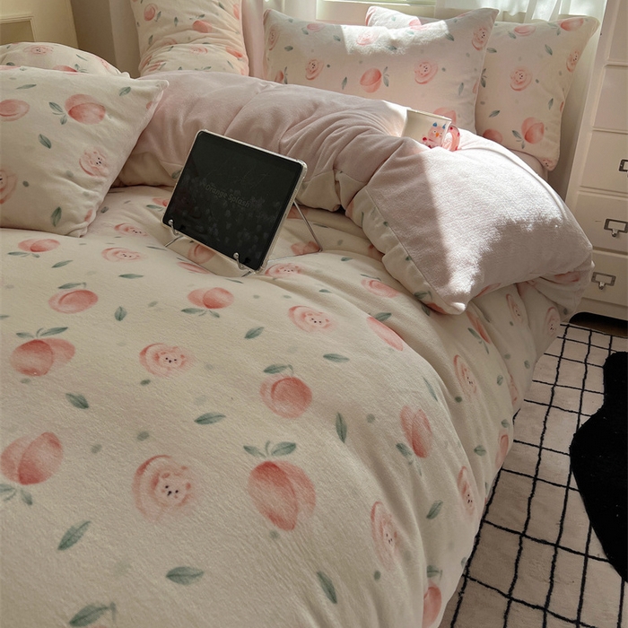 91家纺网 家纺一手货源 找家纺 红嘴企鹅 2025新款精致印花牛奶绒四件套 桃子