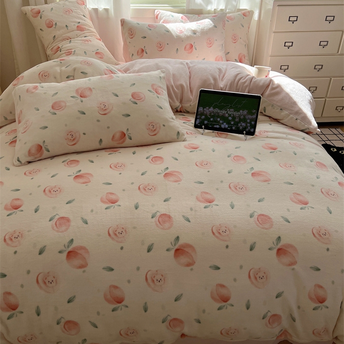 91家纺网 家纺一手货源 找家纺 红嘴企鹅 2025新款精致印花牛奶绒四件套 桃子