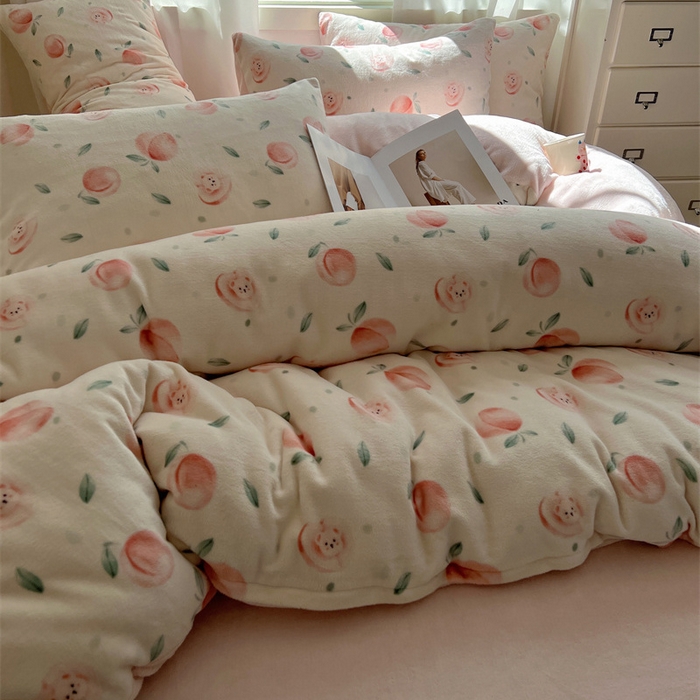 91家纺网 家纺一手货源 找家纺 红嘴企鹅 2025新款精致印花牛奶绒四件套 桃子