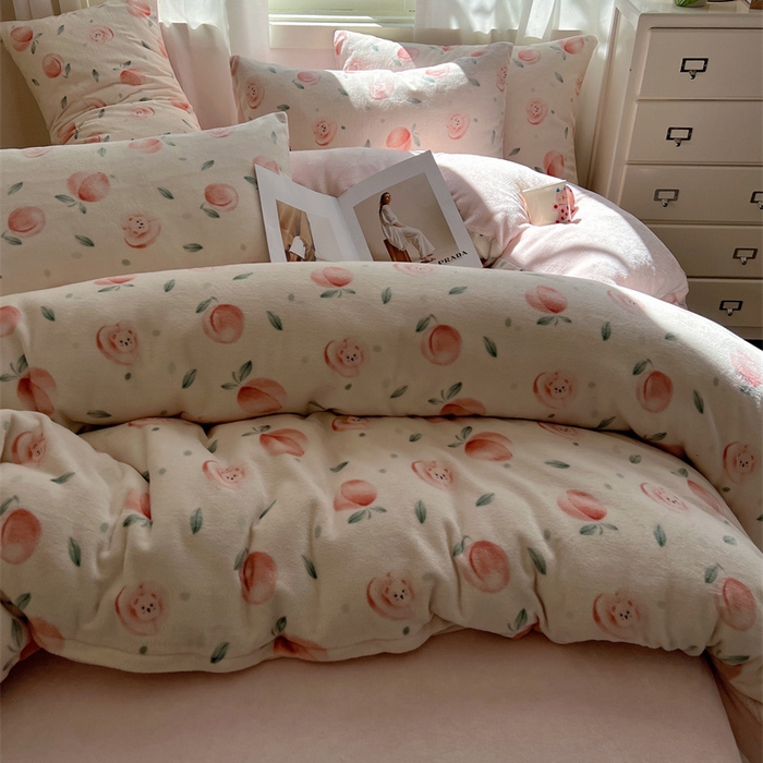 91家纺网 家纺一手货源 找家纺 红嘴企鹅 2025新款精致印花牛奶绒四件套 桃子