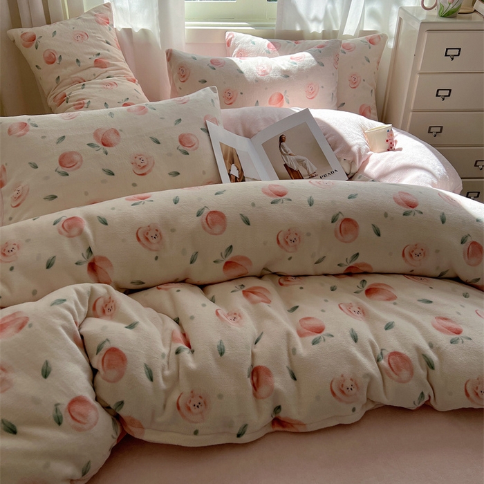 91家纺网 家纺一手货源 找家纺 红嘴企鹅 2025新款精致印花牛奶绒四件套 桃子