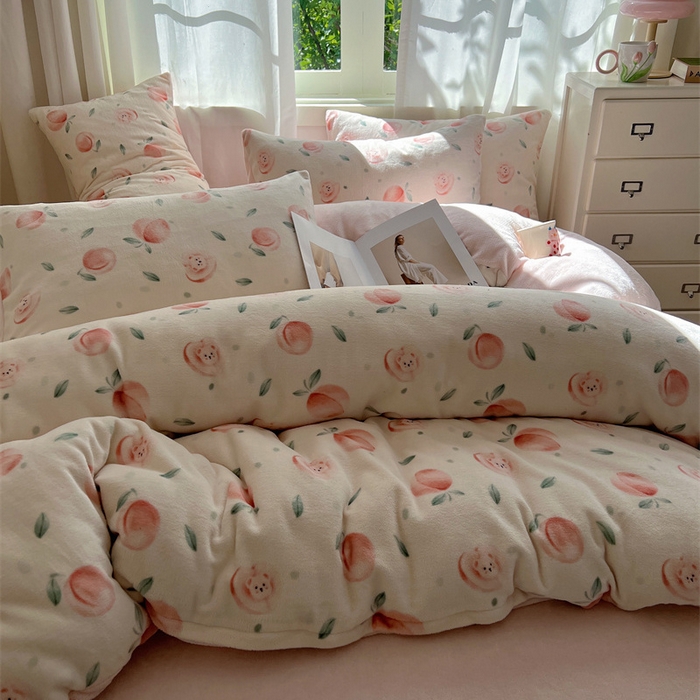 91家纺网 家纺一手货源 找家纺 红嘴企鹅 2025新款精致印花牛奶绒四件套 桃子