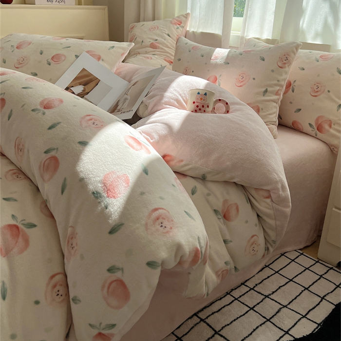 91家纺网 家纺一手货源 找家纺 红嘴企鹅 2025新款精致印花牛奶绒四件套 桃子