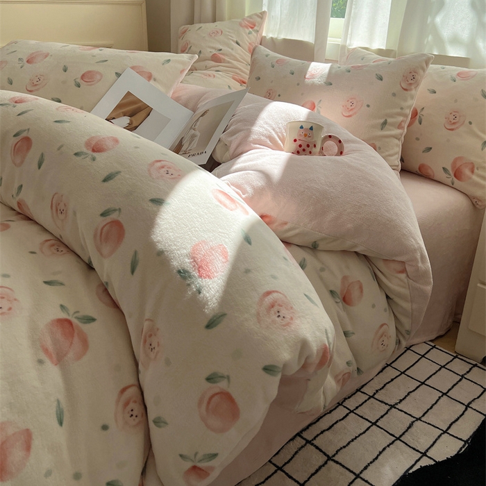 91家纺网 家纺一手货源 找家纺 红嘴企鹅 2025新款精致印花牛奶绒四件套 桃子