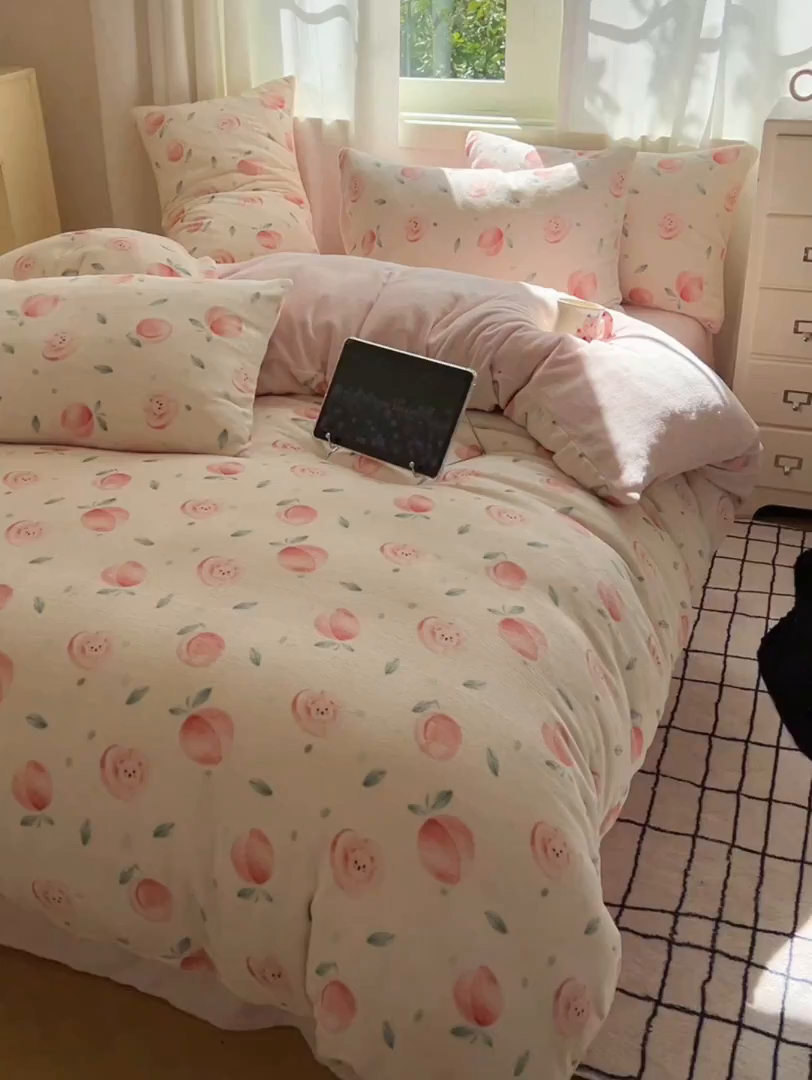 91家纺网 家纺一手货源 找家纺 红嘴企鹅 2025新款精致印花牛奶绒四件套 桃子