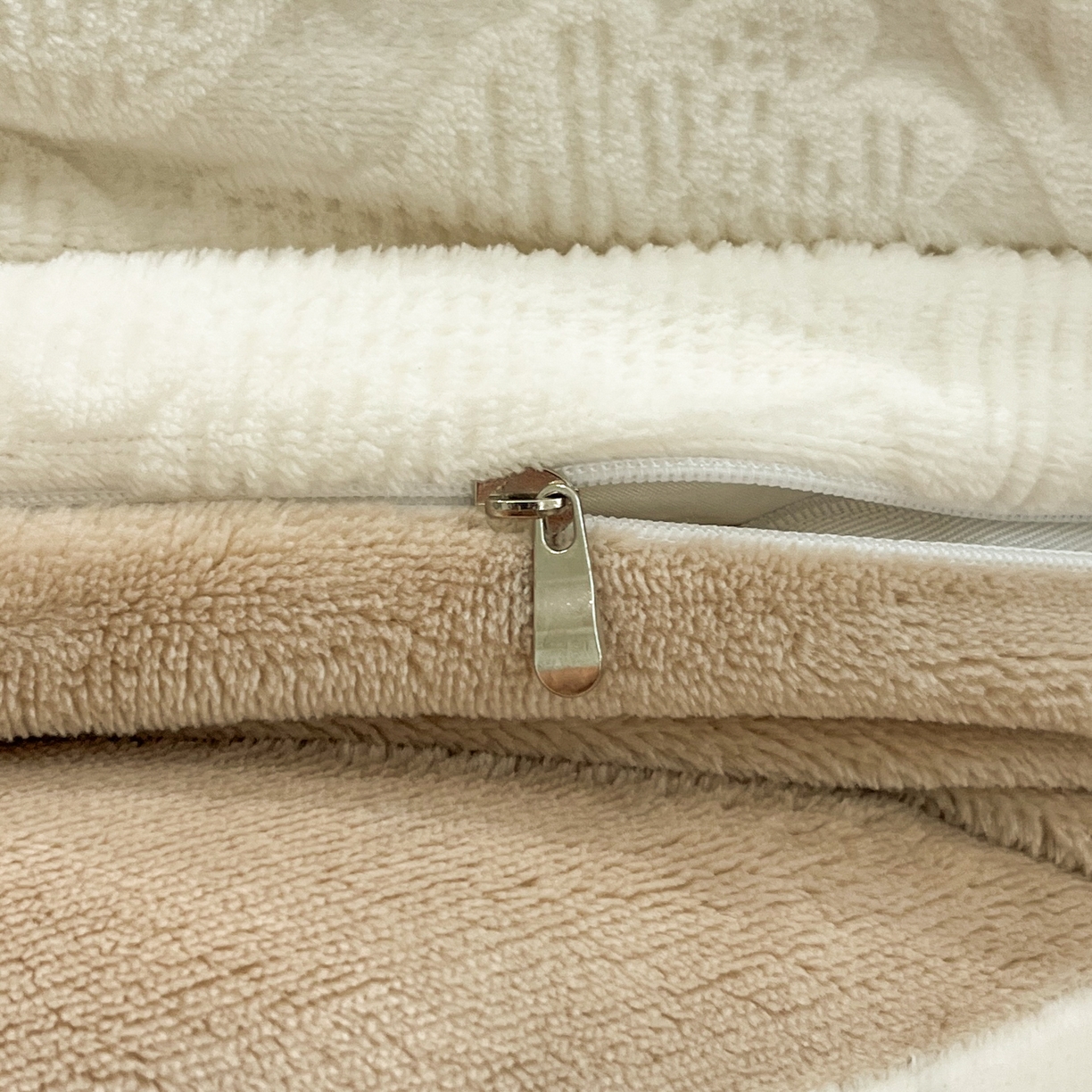 91家纺网 家纺一手货源 找家纺 慕尚家纺 2025新款双色立体雕花牛奶绒四件套 茉莉花