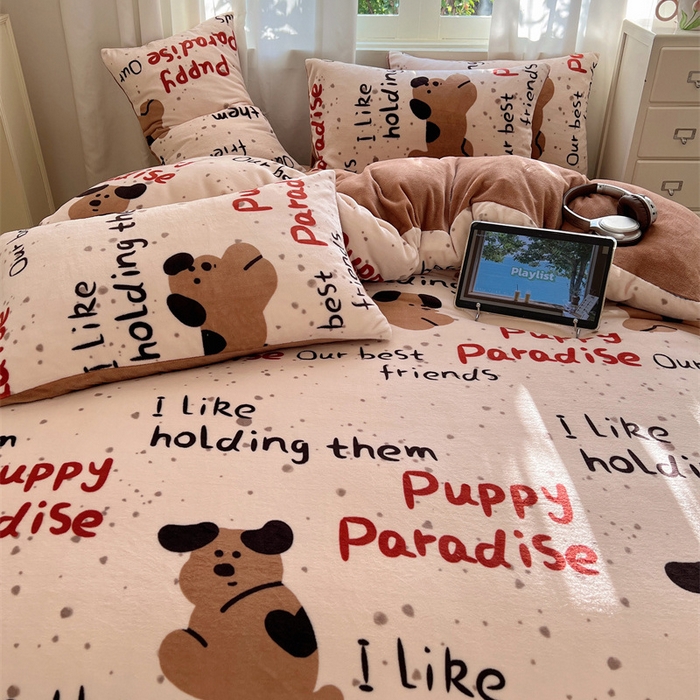 91家纺网 家纺一手货源 找家纺 红嘴企鹅 2025新款精致印花牛奶绒四件套 淘气狗