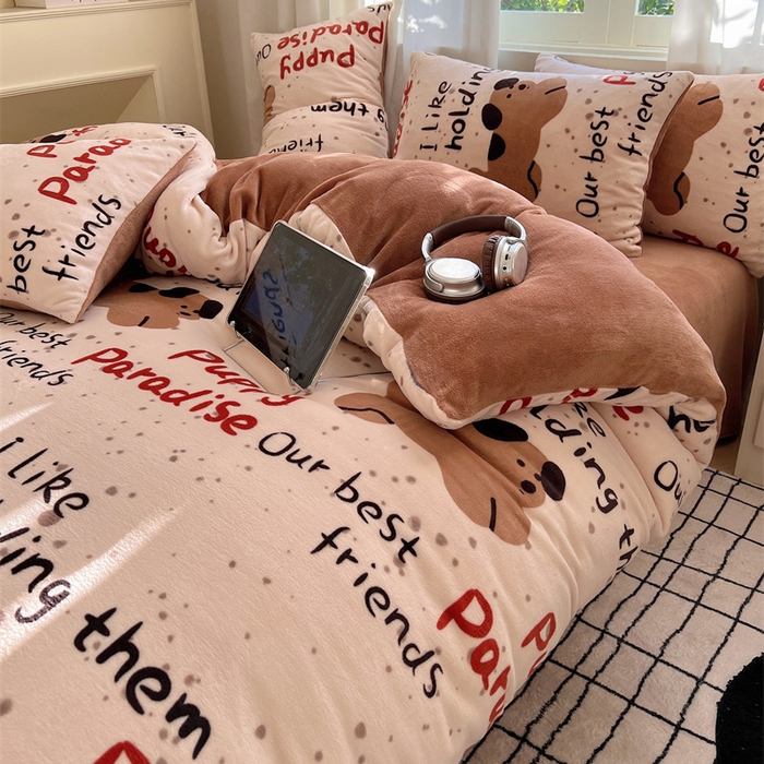 91家纺网 家纺一手货源 找家纺 红嘴企鹅 2025新款精致印花牛奶绒四件套 淘气狗