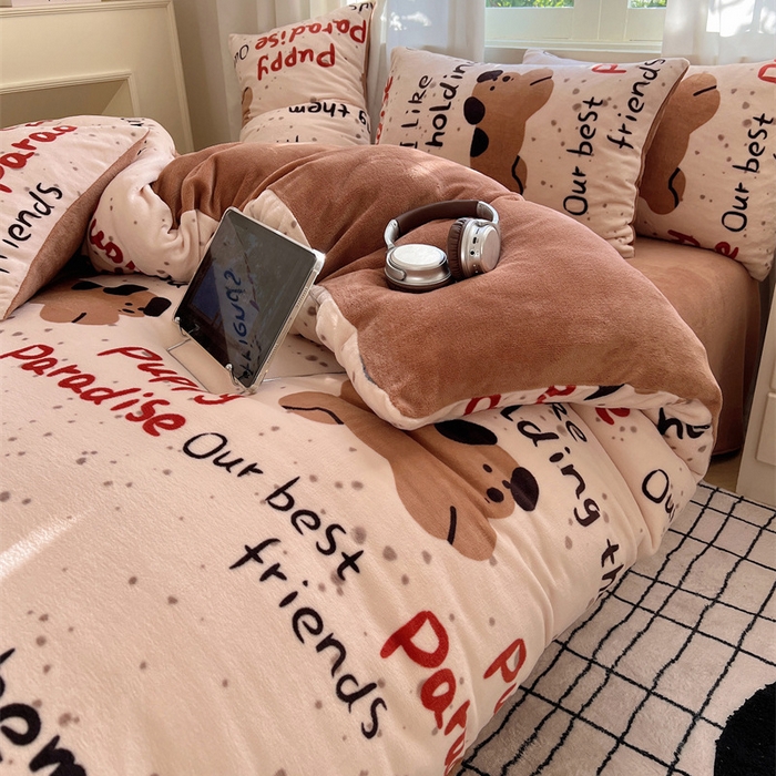 91家纺网 家纺一手货源 找家纺 红嘴企鹅 2025新款精致印花牛奶绒四件套 淘气狗