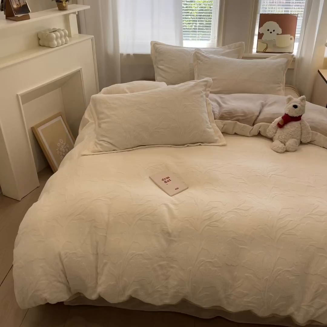 91家纺网 家纺一手货源 找家纺 慕尚家纺 2025新款双色立体雕花牛奶绒四件套 茉莉花