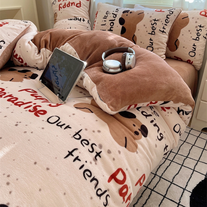 91家纺网 家纺一手货源 找家纺 红嘴企鹅 2025新款精致印花牛奶绒四件套 淘气狗