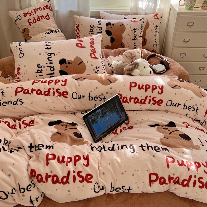 91家纺网 家纺一手货源 找家纺 红嘴企鹅 2025新款精致印花牛奶绒四件套 淘气狗