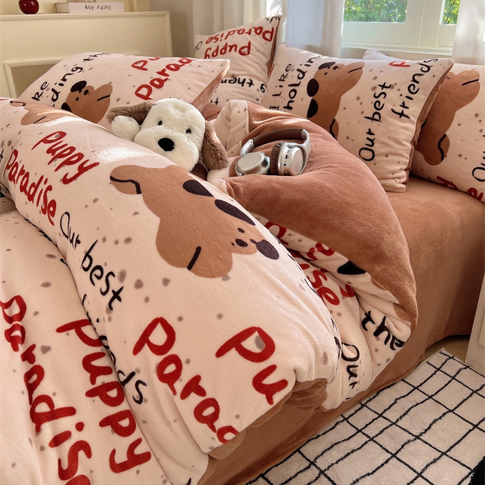 91家纺网 家纺一手货源 找家纺 红嘴企鹅 2025新款精致印花牛奶绒四件套 淘气狗